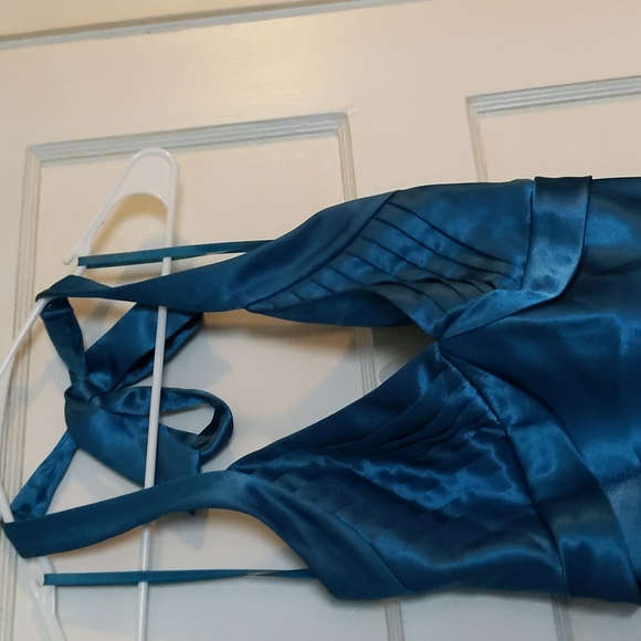 Evening halter dress - Picture 3 of 4